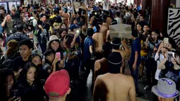 Demonstran berbaris tanpa mengenakan busana saat aksi di Universitas Filipina (UP), Manila, Jumat (25/11). Demonstran memprotes pemakaman Ferdinand Marcos di Libingan ng mga Bayani (Taman Makam Pahlawan). (REUTERS / Ezra Acayan)