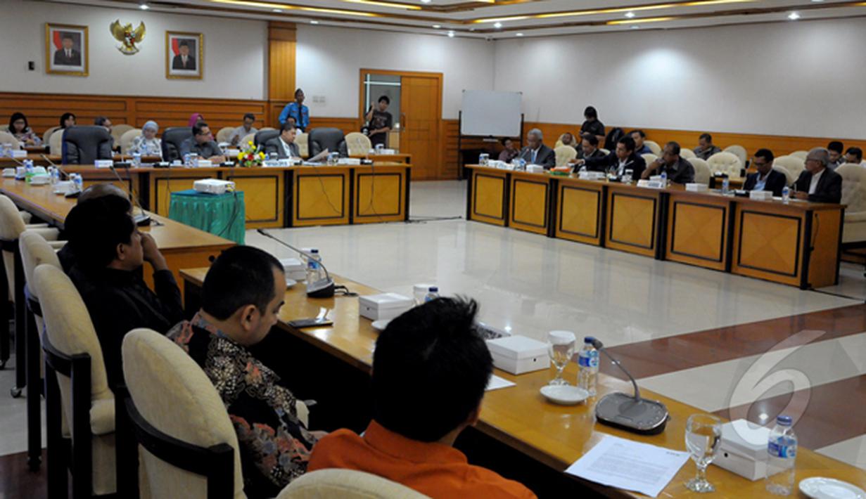 Suasana rapat dengar pendapat umum pimpinan DPR RI dengan Ketua Umum PSSI Djohar Arifin dan PT Liga Indonesia serta 18 klub peserta kompetisi Indonesia Super League (ISL) musim 2015 di Gedung DPR RI,  Jakarta (23/02/2015).  (Liputan6.com/Andrian M Tunay)