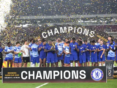 Pemain Chelsea merayakan kemenangan usai mengalahkan AC Milan dengan skor 3-0 dalam laga Indonesia Super Cup 2026 di Stadion Utama Gelora Bung Karno (SUGBK), Jakarta, Sabtu (8/8/2026). João Pedro mencetak dua gol, sedangkan satu gol Chelsea lainnya disumbangkan Moisés Caicedo. Chelsea memastikan gelar juara Indonesia Super Cup 2026 setelah tampil dominan sepanjang pertandingan. (KLY/Budy Santoso)