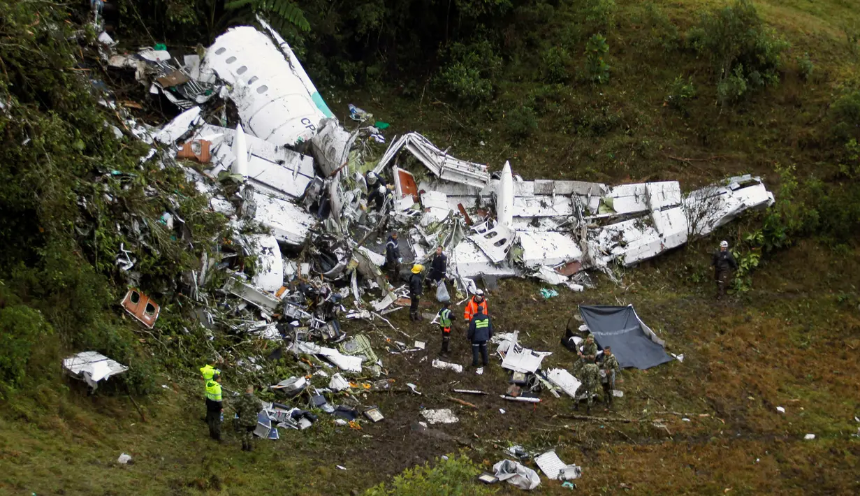 Puing-puing dari sebuah pesawat penumpang carteran yang jatuh dekat kota Medellin di Kolombia, Selasa (29/11). Pesawat milik LAMIA Airlines asal Bolivia itu membawa 77 orang, termasuk tim sepak bola lokal Brasil, Chapecoense. (REUTERS/Fredy Builes)