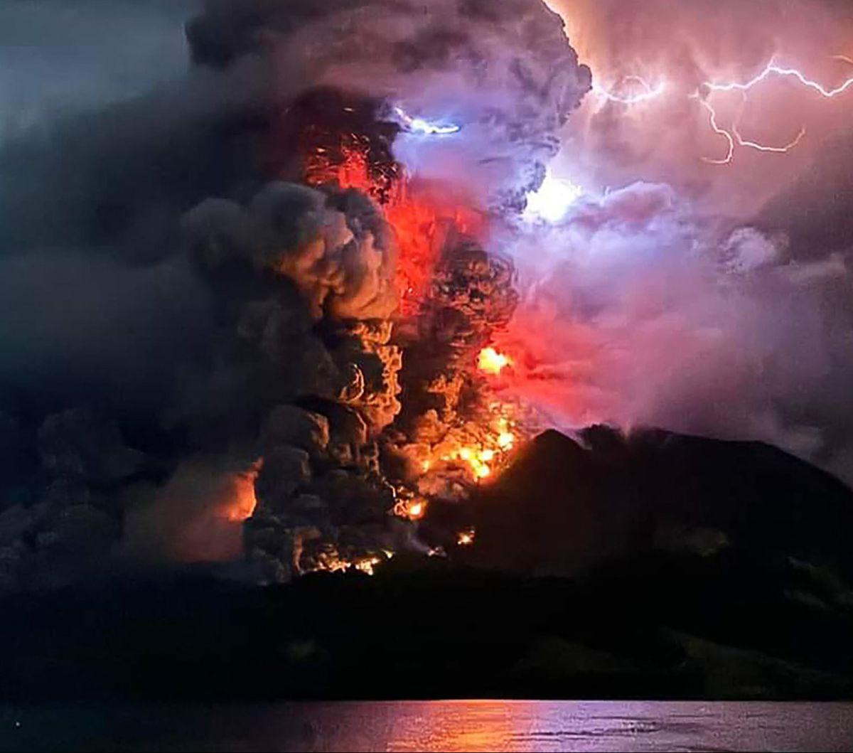 Foto yang dirilis Pusat Vulkanologi dan Mitigasi Bencana Geologi (PVMBG) pada Rabu (17/4/2024) memperlihatkan Gunung Ruang di Kabupaten Sitaro, Sulawesi Utara, mengalami letusan dahsyat. Tampak muntahan lahar panas dan abu vulkanik keluar dari kawah gunun