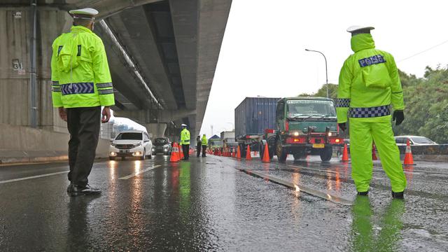 H-6 Lebaran, Puluhan Kendaraan di Tol Cikarang Barat Langgar Larangan Mudik