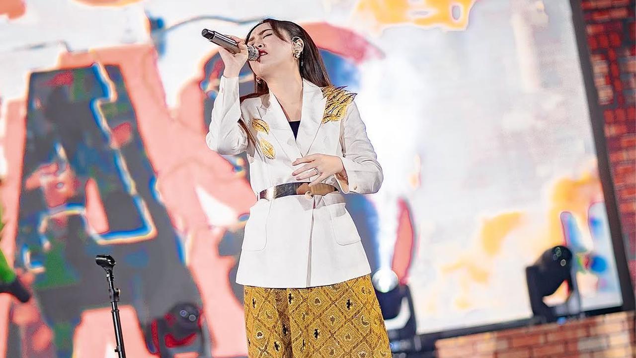 5 Model Baju Batik dan Kebaya ala Happy Asmara Ini Bisa Jadi Inspirasi
