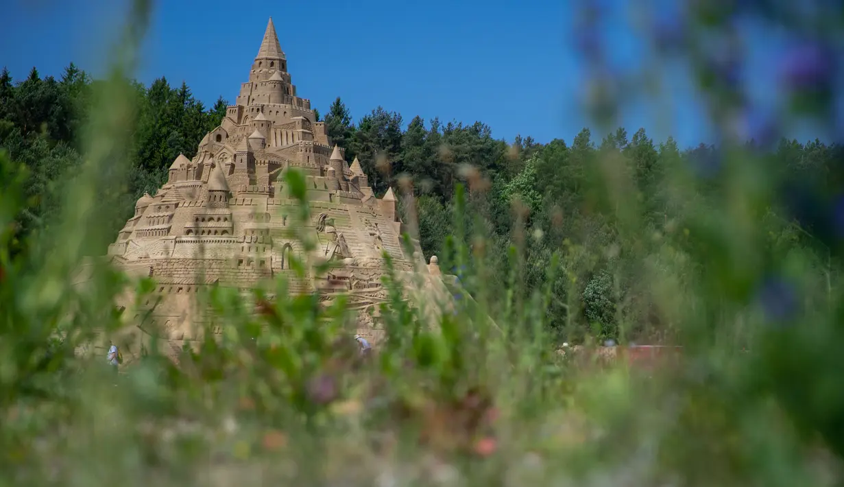 Sebuah istana pasir tertinggi pada kompetisi tahunan "Sand Sculptures Festival" di Binz, Pulau Reugen di Laut Baltik, Jerman, 5 Juni 2019. Istana yang dibuat sejak bulan Mei itu menumbangkan rekor yang sebelumnya dipegang kastil pasir di Duisburg, Jerman pada tahun 2017. (Jens Büttner/dpa/AFP)