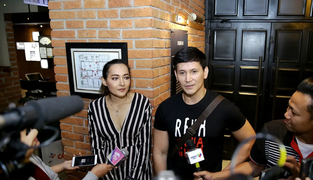 Dewi Rezer dan Marcellino Lefrandt