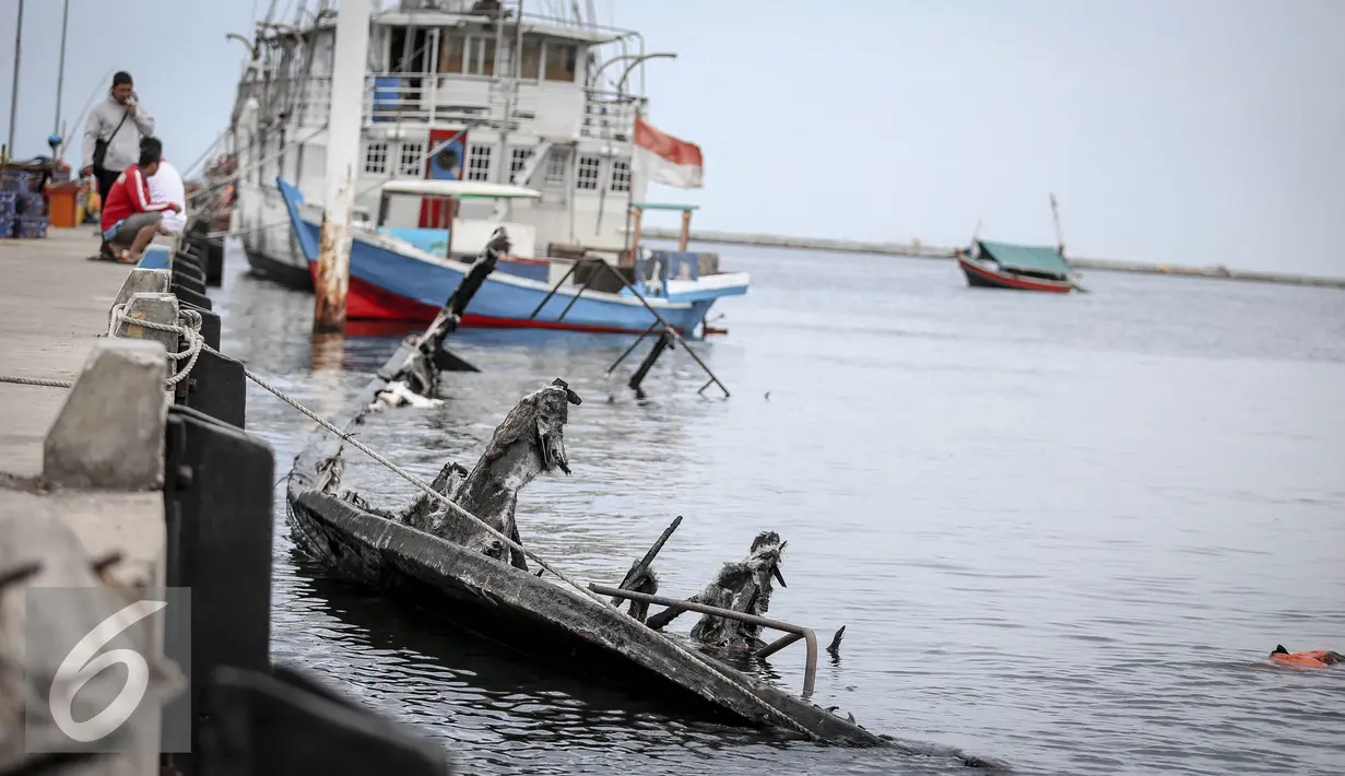 Kondisi bangkai Kapal Zahro Express di pelabuhan Muara Angke, Jakarta, Selasa (3/1). Komite Nasional Keselamatan Transportasi (KNKT) rencananya akan meneliti bangkai tersebut yang hingga kini belum diangkat dari laut. (Liputan6.com/Faizal Fanani)