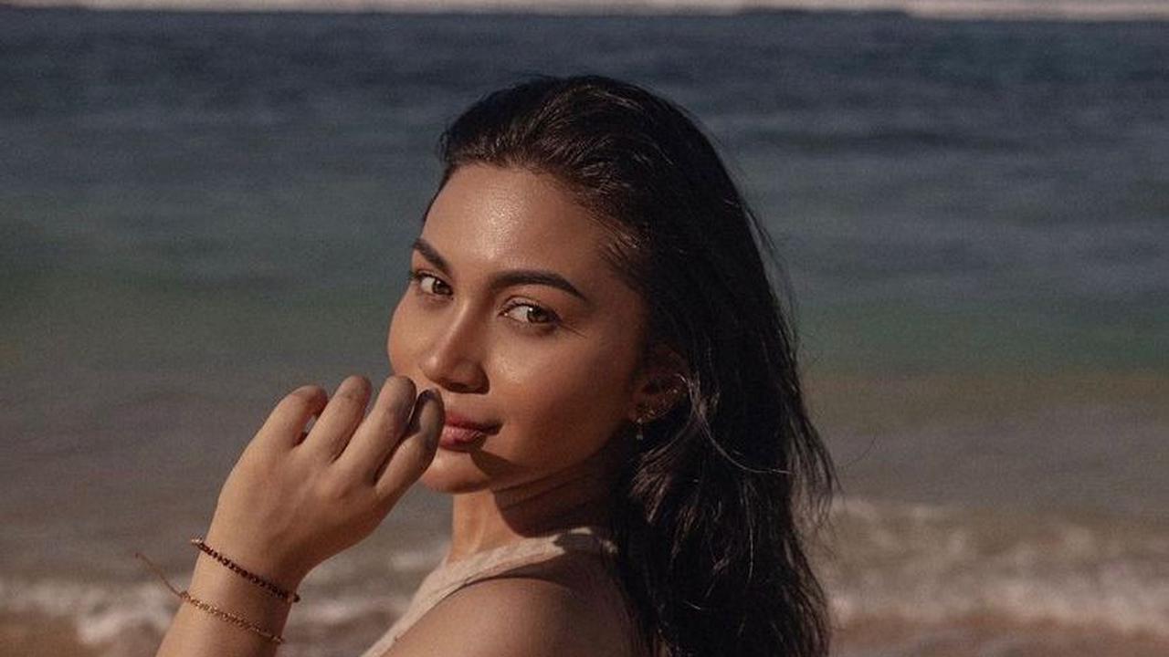 8 Potret OOTD ke Pantai ala Ariel Tatum, Tanpa Bikini Tetap Stylish