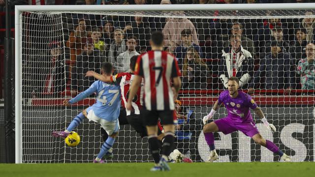 Foto: Ganasnya Phil Foden saat Membawa Manchester City Menaklukkan Brentford, Borong 3 Gol