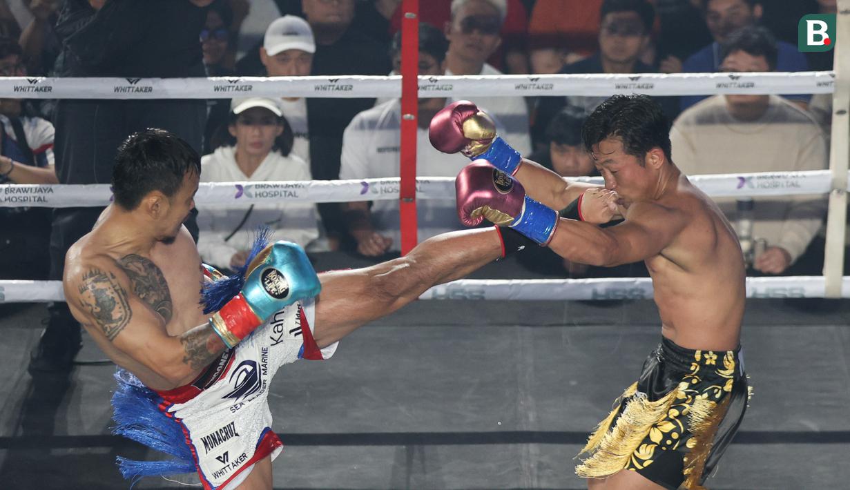 Rudy Golden Boy melepaskan tendangan ke wajah Paris Pernandes dalam ajang HSS Series 7: The Redemption di W Super Club Gatsu, Jakarta, pada Sabtu (7/2/2026). Duel panas tersebut dimenangkan Rudy sekaligus mempertegas rekor 2-0 atas Paris Pernandes. (Bola.com/M Iqbal Ichsan)