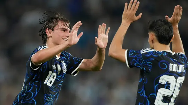 Nico Paz (kiri) merayakan golnya di laga uji coba antara Argentina vs Mauritania di Estadio Alberto Jose Armando, Buenos Aires, Sabtu (28/03/2026) pagi WIB.