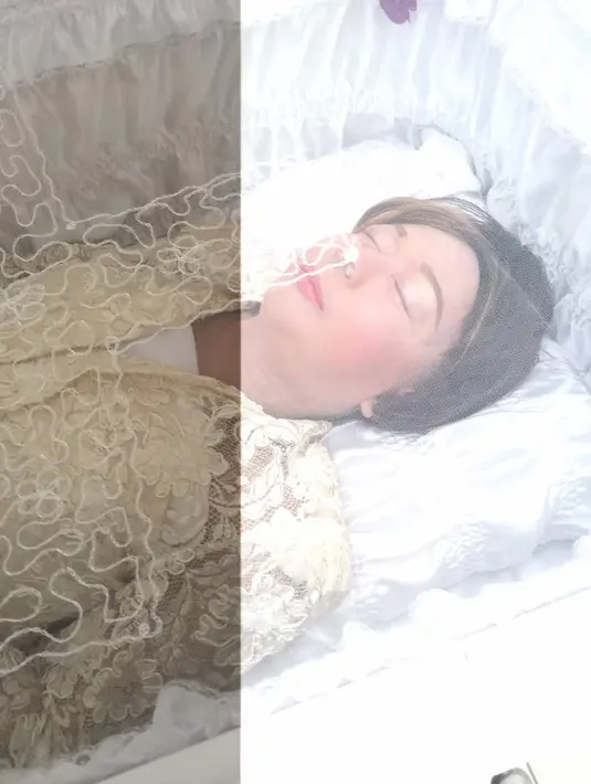 Seperti jenazah kaum nasrani pada umumnya, jenazah Yana mengenakan setelan kebaya berwarna putih tulang. Wig berwarna coklat juga dikenakannya dan membuat wajahnya tampak cantik dan tenang. (Fathan Rangkuti/Bintang.com)