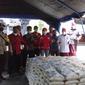 Anggota Komisi III DPR Wayan Sudirta mengunjungi lokasi Gempa Bali dan menyarahkan bantuan beras 5,78 ton kepada korban terdampak bencana. (Liputan6.com/Putu Merta Surya Putra)