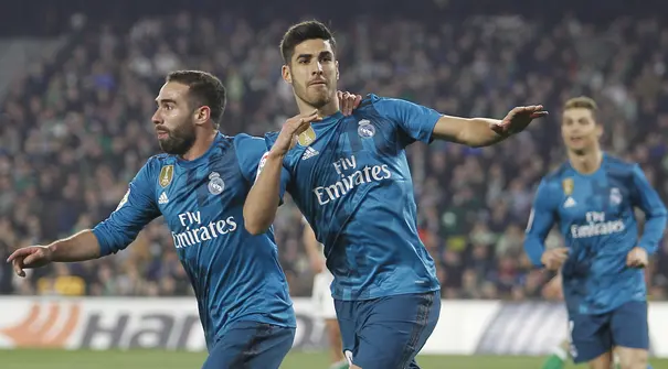 Marco Asensio (kanan) merayakan gol bersama rekannya saat melawan Real Betis pada lanjutan La Liga Santander di Villamarin stadium,Seville, (18/2/2018). Real Madrid menang 5-3. (AP/Miguel Morenatti)