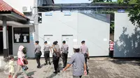 Pengamanan personel kepolisian menuju Dermaga Wijayapura, Cilacap, Jawa Tengah, Rabu (27/7). Kepolisian Daerah Jawa Tengah menyiagakan 1450 personel untuk pengamanan eksekusi mati tahap III di Lapas Nusakambangan. (Liputan6.com/Helmi Afandi)