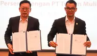 Direktur Utama PLN, Darmawan Prasodjo (kanan) bersama Direktur Utama PT Tujuan Mulia Makmur, Li Bin (kiri), melakukan penandatanganan Perjanjian Jual Beli Tenaga Listrik (PJBL) PLTA Batoq Kelo 300 MW di Kantor Pusat PLN, Jakarta, Senin (26/5/2025).