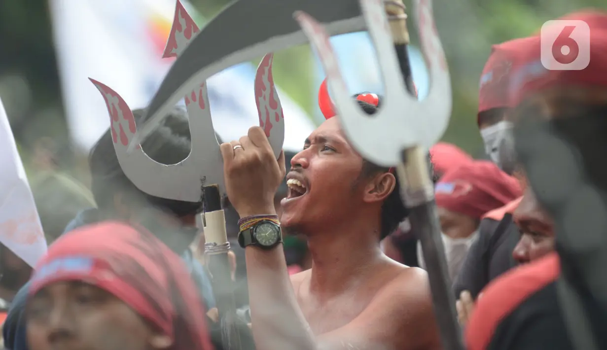 Pengunjuk rasa dari berbagai elemen buruh berunjuk rasa di kawasan Patung Kuda, Jakarta, Rabu (8/12/2021). Dalam aksinya tersebut mereka meminta pemerintah dan DPR mencabut Undang-undang Nomor 11 Tahun 2020 tentang Cipta Kerja. (merdeka.com/Imam Buhori)