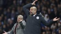Ekspresi pelatih Arsenal, Arsene Wenger dan pelatih Manchester City, Pep Guardiola saat memberikan instruksi pada laga Premier League di Etihad Stadium, (18/12/2016). (Action Images via Reuters/Carl Recine)