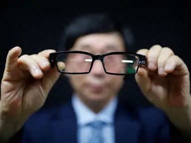 President of the Headquarters of Reporting for Public Good Korea Selatan, Moon Seoung-ok menunjukan kamera pengintai berbentuk kacamata, Seoul, 30 September 2016. Korsel menggunakan teknologi untuk meminimalisir kejahatan korupsi. (REUTERS/ Kim Hong-Ji)