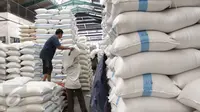 Pekerja tengah memindahkan beras di Pasar Induk Cipinang, Jakarta, Jumat (18/9/2015). Harga beras mengalami kenaikan hingga 14 persen dari harga tahun lalu yang disebabkan oleh melonjaknya biaya produksi mencapai 20 persen. (Liputan6.com/Angga Yuniar)