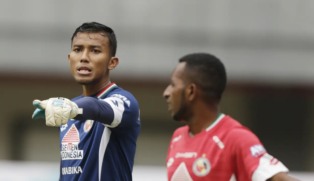 Kiper Semen Padang, Teja Paku Alam, saat melawan Bhayangkara FC pada laga Piala Presiden 2019 di Stadion Patriot, Jawa Barat, Minggu (3/3). Bhayangkara FC menang 4-2 atas Semen Padang. (Bola.com/M Iqbal Ichsan)