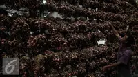 Pekerja mengeringkan bawang merah di Gudang Bulog, Jakarta, Senin (16/5). Sebanyak 23.000 ton bawang merah disiapkan Kementerian Pertanian menjelang bulan puasa dan lebaran. (Liputan6.com/Faizal Fanani)