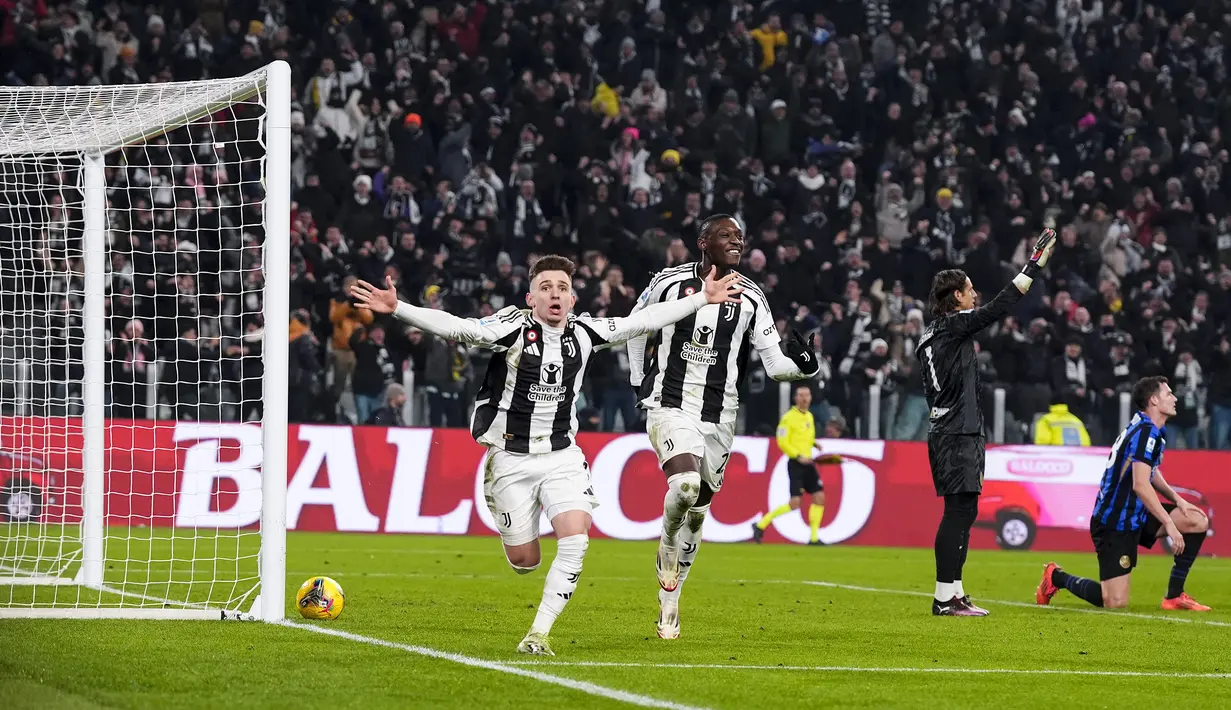 Pemain Juventus, Francisco Coneicao melakukan selebrasi setelah mencetak gol kemenangan timnya atas Inter Milan dalam laga lanjutan Liga Italia 2024/2025 di Juventus Stadium, Turin, Italia, Senin (17/02/2025) WIB. (AP Photo/LaPresse/Fabio Ferrari)