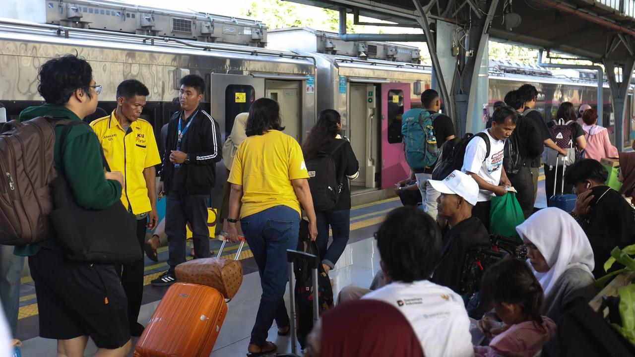 FOTO: Pemudik Mulai Padati Stasiun Pasar Senen Jelang Puncak Arus Mudik