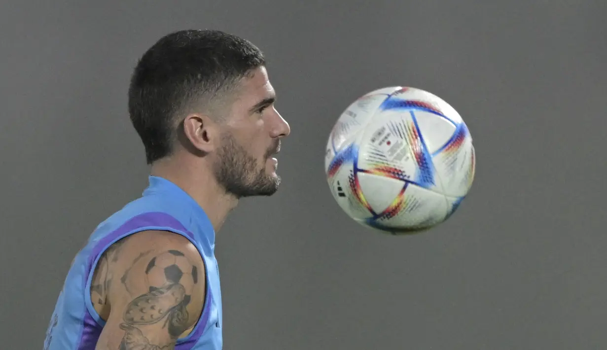 Gelandang Argentina #07 Rodrigo De Paul menghadiri sesi latihan menjelang pertandingan perempat final Piala Dunia 2022 menantang Belanda, di stadion Universitas Qatar, di Doha,  Selasa (6/12/2022). Para pemain Argentina telah kembali ke lapangan latihan untuk bersiap. (JUAN MABROMATA / AFP)