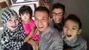 Charis Yulianto ber-selfie ria dengan istri dan anak-anaknya.