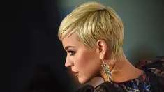 Penyanyi Katy Perry berpose saat tiba menghadiri pesta Gala Musicares Person of The Year 2019 di Los Angeles, AS (8/2). Katy Perry tampil menawan mengenakan gaun hitam bermotif kembang dengan belahan hingga paha terbuka. (AFP Photo/Valerie Macon)