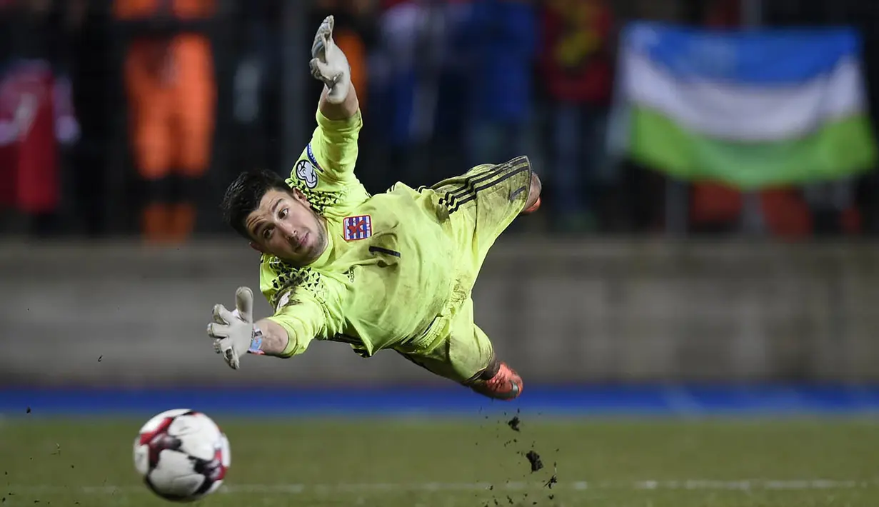Proses terjadinya gol gelandang Belanda, Memphis Depay ke gawang Luxembourg yang dijaga kiper Ralph Schon. (AFP/John Thys)