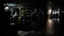 Lampu kemah menerangi toko-toko bawah tanah selama pemadaman listrik di Kiev, Ukraina, 8 November 2022. Ukraina mengklaim bahwa Rusia sengaja menargetkan infrastruktur energi. (AP Photo/Bernat Armangue)