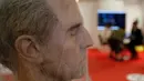 Pekerja dari produksi Makinarium yang bekerja dibagian efek visual khusus untuk film menampilkan sebuah topeng lateks di Festival Palace, Cannes , Prancis , 14 Mei 2016. Topeng ini nantinya akan dipakai dalam film horor.( REUTERS / Regis Duvignau) 