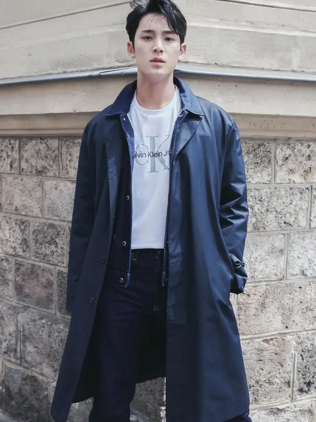 Tampil Rebel hingga Formal, Mingyu SEVENTEEN Tebar Pesona Sambil Pamer Otot di Campaign Terbaru Calvin Klein