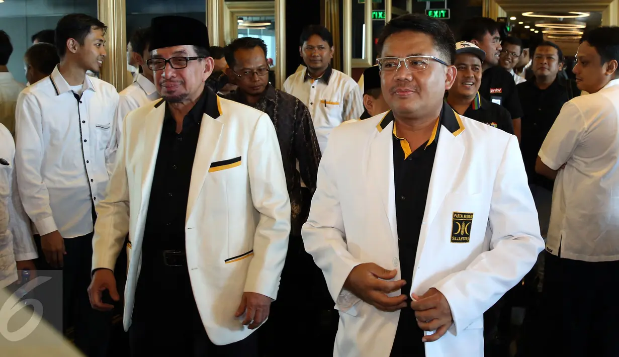 Presiden PKS Sohibul Iman dan Ketua Majelis Syuro PKS Salim Segaf Al Jufri hadiri rapat pleno, Jakarta, Kamis (12/1). Rapat melibatkan seluruh anggota Fraksi PKS DPR RI, DPRD seluruh provinsi, hingga komponen pendukung fraksi. (Liputan6.com/Johan Tallo)