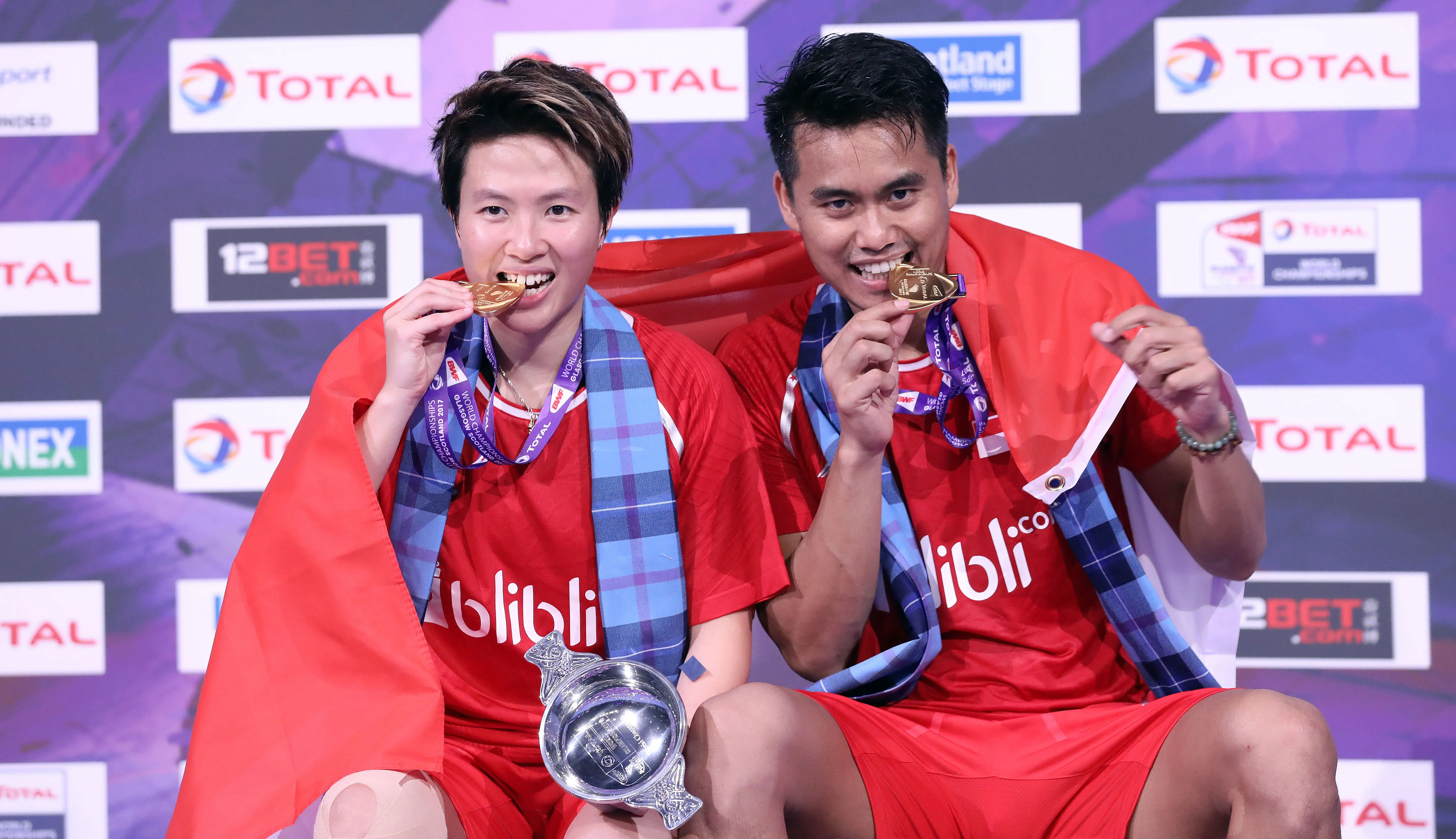 Ganda campuran Indonesia Tontowi Ahmad / Liliyana Natsir meraih medali emas Kejuaraan Dunia Bulu Tangkis 2017 di Glasgow, Skotlandia, Minggu (27/8/2017). (Humas PP PBSI)