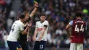 Wasit menunjukkan kartu kuning untuk pemain Tottenham Hotspur Ben Davies (33) saat melawan Aston Villa pada pertandingan sepak bola Liga Inggris di Stadion Tottenham Hotspur, London, 1 Januari 2023. Aston Villa mempermalukan Tottenham Hotspur dengan skor 2-0. (AP Photo/Ian Walton)
