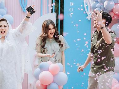 Begini kebahagiaan keluarga ketika mengetahui jenis kelamin anak pertama Vicy Melanie dan Kevin Aprilio adalah perempuan. Ekspresi bahagia Memes adalah yang paling disorot di acara gender reveal tersebut. Punya dua anak laki-laki, Memes tentunya sangat menantikan cucu perempuan. Usai mengetahui jenis kelamin cucunya, Memes langsung memeluk Kevin dan juga Vicy. (Liputan6.com/IG/@vicymelanie)