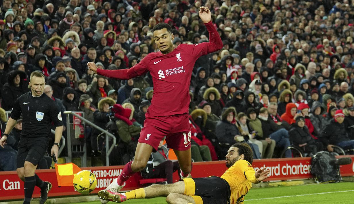 Laga baru berjalan lima menit, Cody Gakpo sudah langsung membuat peluang bagi Liverpool. Sepakan datarnya masih mampu diantisipasi dengan baik kiper Wolverhampton, Matija Sarkic. (AP Photo/Jon Super)