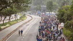 Ribuan peserta mengikuti Jakarta Running Festival (JRF) 2026 di kawasan Jalan Jenderal Sudirman, Jakarta, Sabtu (24/10/2026). Ajang lari yang berlangsung pada 24–25 Oktober 2026 ini menghadirkan kategori 5K, 10K, half marathon, dan full marathon. JRF 2026 diikuti lebih dari 37.000 pelari dari 48 negara, termasuk sekitar 1.000 pelari internasional serta 500 komunitas lari. (KLY/Budy Santoso)