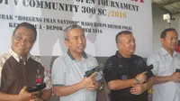 Ketua Community 300, Bambang Sumitro (kiri) dan Direktur Marketing PT Pindad, Wijayanto (kedua dari kiri) saat memperkenalkan senjata untuk kejurnas menembak Bascot V (Liputan6.com/Defri Saefullah)