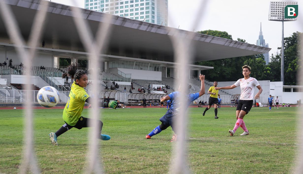 Pemain Timnas Wanita Indonesia, Carla Bio Pattinasarany (kanan) mencetak gol saat laga uji coba melawan Tim Putri Persib Bandung di Stadion Madya, Jakarta, Kamis (13/01/2022). Laga yang dimenangkan Garuda Pertiwi dihadiri oleh Ketua Umum PSSI, Mochamad Iriawan. (Bola.com/Bagaskara Lazuardi)