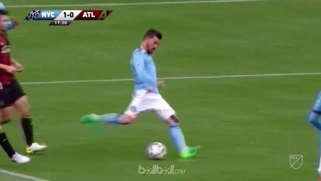 Aksi tiki-taka mantan srtiker Barcelona, David Villa, berbuah gol indah di MLS. This video presented by Ballball.