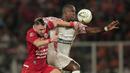 Striker Persija Jakarta, Marko Simic, berebut bola dengan pemain Persipura Jayapura pada laga Shopee Liga 1 di Stadion Utama Gelora Bung Karno, Senayan, Jakarta, Kamis (28/11). Persija menang 1-0 atas Persipura. (Bola.com/Yoppy Renato)