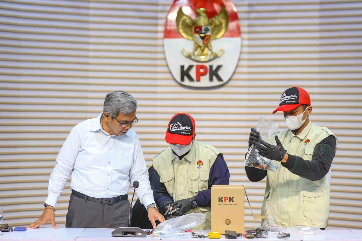 FOTO: KPK Tampilkan Barang Bukti OTT Kasus Dugaan Pemerasan Izin TKA