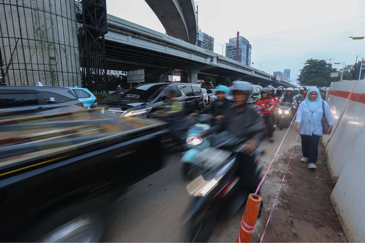 FOTO: Macet Horor di TB Simatupang, Gubernur DKI Ultimatum Proyek Galian Rampung Oktober
