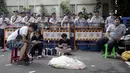Kepolisian menjaga Pelajar yang menggelar aksi protes anti-China di sekitar Gedung Kementerian Pendidikan,Taipei, Taiwan, Jumat (31/7/2015). Ratusan pelajar Taiwan turun ke jalan menuntut pengunduran diri menteri pendidikan Taiwan. (REUTERS/Pichi Chuang)