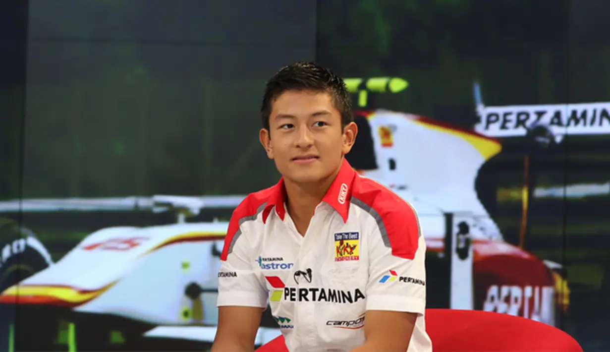 Pebalap Rio Haryanto menunggu proses syuting untuk sesi wawancara bersama SCTV di SCTV Tower, Jakarta, Jumat (1/8/2015).  (Bola.com/Vitalis Yogi)