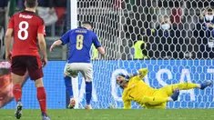 Kecekatan seorang kiper atau penjaga gawang dalam menepis tendangan penalti tak bisa dipungkiri menjadi daya tarik tersendiri baik di level klub maupun timnas. Aksi-aksi spektakuler mereka di level timnas dapat berbuah raihan trofi maupun kelolosan ke sebuah ajang besar seperti Piala Dunia. Seperti 4 kiper berikut yang dengan penyelamatan penaltinya mampu meloloskan negaranya ke putaran final Piala Dunia. (AFP/Alberto Pizzoli)