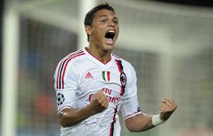 Thiago Silva merupakan sosok dibalik tangguhnya lini belakang AC Milan kala meraih Scudetto 2010/2011. Pemain asal Brasil ini selalu menjadi andalan sang pelatih dengan 31 penampilan. (AFP/Josep Lago)